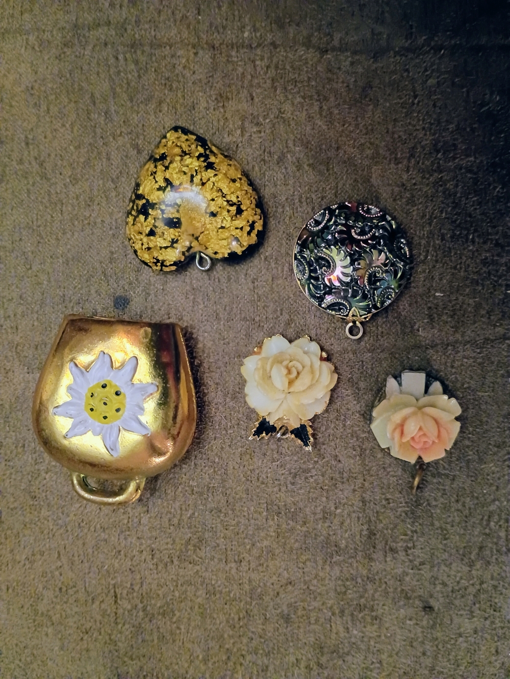Assorted Pendants -Gold/Floral/Resin- Vintage 5pcs